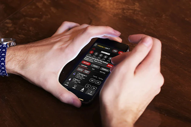 Man scrolling on the midasbet website on iphone6